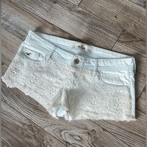 Lace Detailed Hollister Jean Shorts, Size 27, Light wash Color, Short Shorts